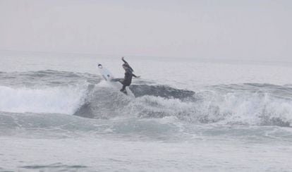 Paula haciendo surf un día totalmente nublado