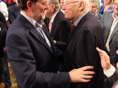 Rajoy saluda a José Manuel Romay Beccaría, en un mitin en Santiago en 2010.