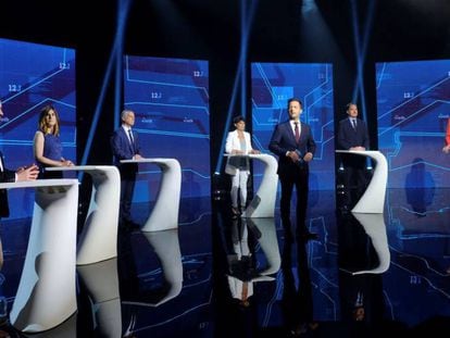 Fotografías cedidas por la televisión pública vasca ETB de los candidatos a las elecciones del próximo 12 de julio celebrando un debate, el martes en Bilbao. 