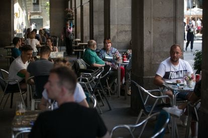 Calle repleta de mesas de hostelería en Barcelona el 13 de junio.