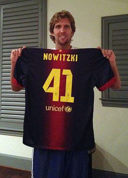 Nowitzki muestra la camiseta del Barcelona. 