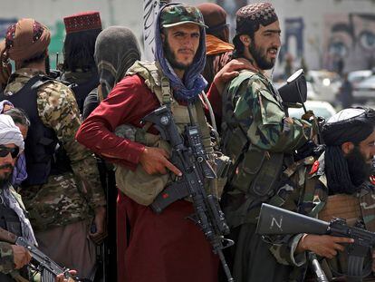 Guerrilleros talibanes patrullan las calles de Kabul, el pasado 19 de agosto.