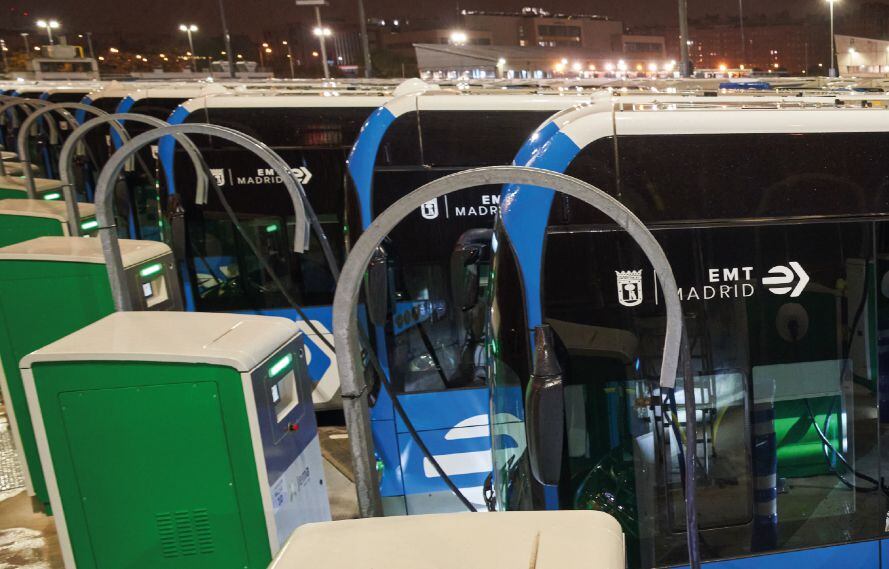 Recarga de autobuses eléctricos en unas instalaciones de la EMT de Madrid.