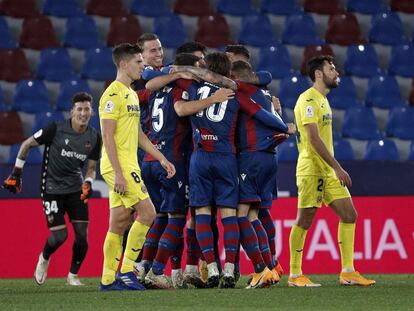 Los jugadores del Levante celebran la clasificación.