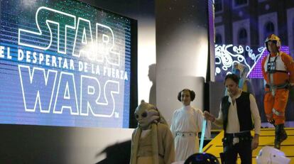 GRA395. MADRID. 16/12/2015.- Estreno de la &uacute;ltima pel&iacute;cula de la saga Star Wars, &quot;Star wars: el despertar de la Fuerza&quot;, esta tarde en Madrid. 