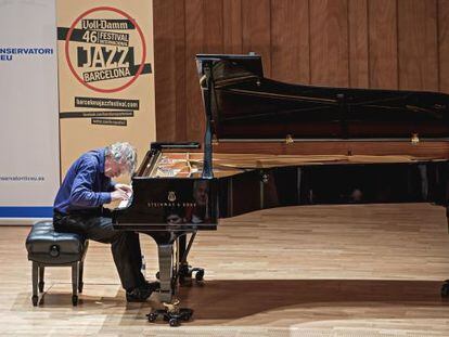 Joachim K&uuml;hn, durante su actuaci&oacute;n en el Conservatorio del Liceo.