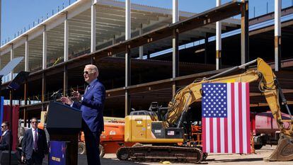 El presidente de Estados Unidos, Joe Biden, durante una visita a las obras de un centro de Intel en Chandler (Arizona), el mes pasado.