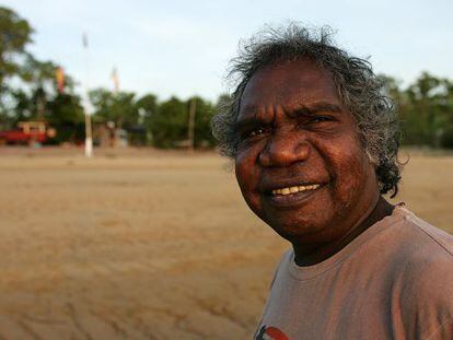 El cantante Mandawuy Yunupingu en la reserva de Arnhem Land, en 2005.