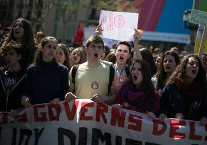 Estudiantes manifest&aacute;ndose en el centro de Barcelona.