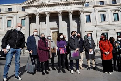 Víctimas de la pederastia clerical frente al Congreso de los Diputados, junto al presidente del grupo confederal de Unidas Podemos, Jaume Asens, el 31 de enero.
