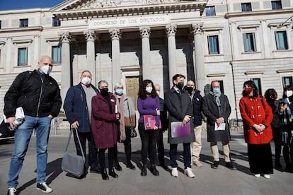 Víctimas de la pederastia clerical frente al Congreso de los Diputados, junto al presidente del grupo confederal de Unidas Podemos, Jaume Asens, el 31 de enero.
