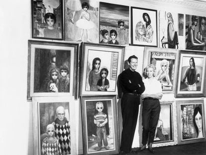 Walter y Margaret Keane, junto a los cuadros que ella pintaba y que compraron estrellas como Kim Novak, Natalie Wood o Jerry Lewis.