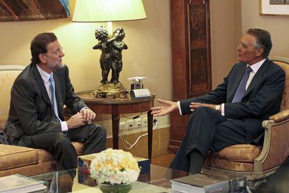 Mariano Rajoy conversa con el presidente de Portugal, Aníbal Cavaco Silva, en Lisboa.