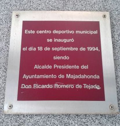 Placa con el nombre del exalcalde Romero de Tejada en Majadahonda.