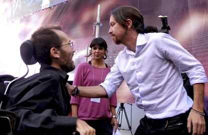 Pablo Igesias (derecha) saluda a Pablo Echenique, el principal oponente hace tres años a sus tesis para el futuro de Podemos, en presencia de Teresa Rodríguez.