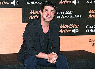 Alejandro Sanz, durante la presentación de su gira de 2001.