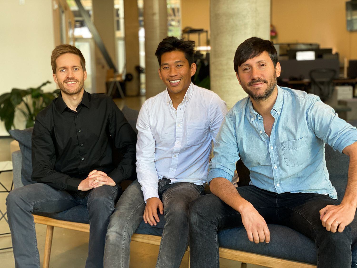 De gauche à droite: Isaac Castro, Sly Lee et Mauricio Terán, les trois fondateurs de la `` startup '' Emerge, située dans la Silicon Valley