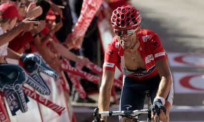El ciclista del Movistar Alejandro Valverde llega a meta tras sufrir una caída que le costó el liderato.