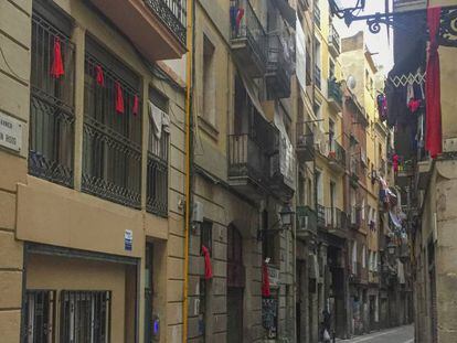 Draps vermells al carrer d'en Roig de Barcelona.