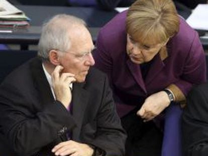El ministro alem&aacute;n de Econom&iacute;a, Wolfgang Schauble, conversa con la canciller Angela Merkel. 