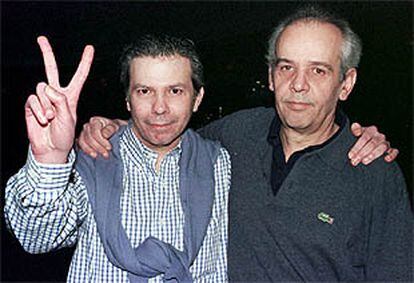 Francisco Rodríguez, a la izquierda, y José Antonio Tremiño posan en Tbilisi tras ser liberados por sus secuestradores.
