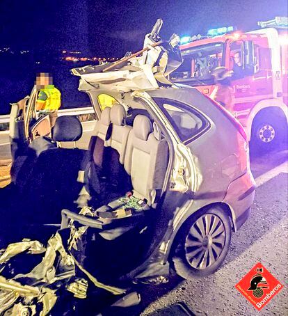El vehiculo del hombre que ha fallecido al estrellar el coche que conducía contra un camión-grúa poco después, según todos los indicios, de matar de dos puñaladas en el pecho a su pareja sentimental en Benidorm (Alicante).