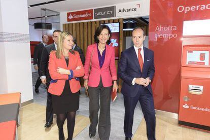 Ana Botín, junto a la directora de la oficina en Madrid y el director general del banco