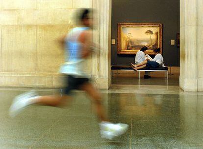 Un atleta corre por una sala de la Tate Britain, en una polémica <i>performance</i> de Martin Creed.