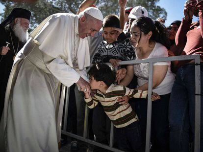 Un niño besa al Papa durante su visita al centro de emigrantes de Moria en la isla de Lesbos (Grecia), el 16 de abril de 2016.
