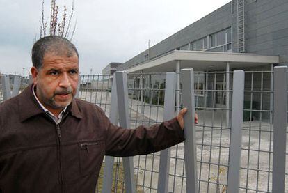 Redouane Hakim, el padre de la niña sancionada por llevar velo, delante del colegio de Arteixo.