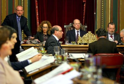 Ibon Areso, en el centro, preside el pleno del Ayuntamiento de Bilbao.