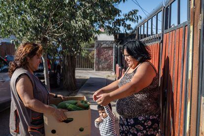 La Fundación Hogar Niño Jesús entrega cada semana a Ramos una cesta de hortalizas y frutas que dona don Jaime, un agricultor local. Gracias a su generosidad, accede a unos alimentos saludables que, de otro modo, no podría permitirse.