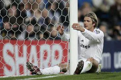 Beckham se agarra al poste tras una ocasión fallada.