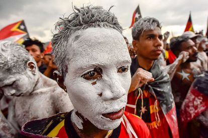 Partidarios del partido Fretilin ( Frente Revolucionario de Timor Oriental Independiente) participan en una manifestación electoral en Dili (Timor Oriental).