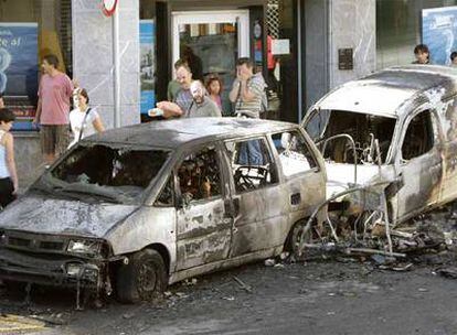 Dos de los vehículos quemados por los radicales la pasada madrugada en las calles de Lekeitio (Vizcaya).