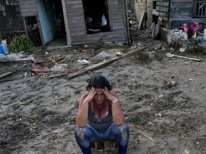 Una mujer, el pasado 11 de septiembre frente a su casa da&ntilde;ada tras el paso del hurac&aacute;n Irma en Isabela de Sagua, Cuba.