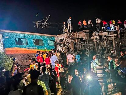 Rescatistas trabajan en el lugar donde descarriló un tren de pasajeros en el distrito de Balasore, en el estado indio de Odisha, este viernes.