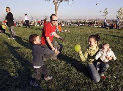 Una familia juega en el parque Juan Carlos I.