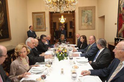 El Rey almuerza con la comisión permanente del Consejo de Estado.