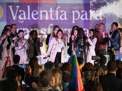 La candidata de Podemos a la Presidencia de la Comunidad de Madrid, Alejandra Jacinto, aplaudida el viernes en el cierre de campaña, con las ministras Ione Belarra e Irene Montero.