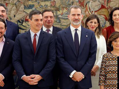 Desde la izquierda, en primera fila, Pablo Iglesias, Pedro Sánchez, el rey Felipe y Carmen Calvo, durante el acto de toma de posesión del nuevo Gobierno en La Zarzuela, este lunes.