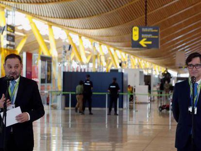 El ministro de Transportes, Movilidad y Agenda Urbana, José Luis Ábalos (izquierda), y el ministro de Sanidad, Salvador Illa, ofrecen una rueda de prensa durante su visita al Aeropuerto Adolfo Suárez Madrid-Barajas para supervisar las medidas de seguridad.