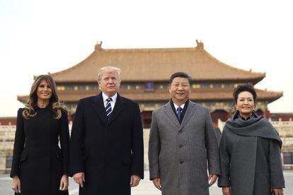 Melania Trump, Donald Trump, el presidente chino Xi Kiping y su esposa Peng Liyuan posan durante una visita a la Ciudad Prohibida en Pekín el 8 de noviembre.