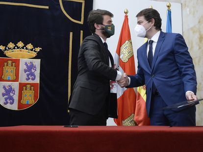 El presidente en funciones de la Junta de Castilla y León, Alfonso Fernández Mañueco, y el futuro vicepresidente, Juan García-Gallardo, de Vox, sellan el pacto de gobernabilidad el pasado 5 de abril.