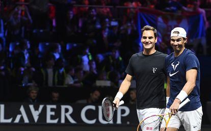 Federer y Nadal, durante el entrenamiento de este jueves en el O2 Arena de Londres.