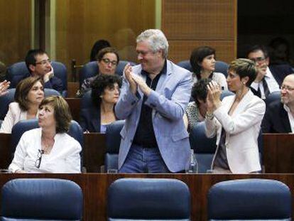 Maru Menéndez, aplaudida por sus compañeros a su regreso a la Asamblea.