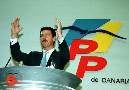 José Manuel Soria, saluda a sus seguidores en el momento de ser elegido Alcalde de la Palmas de Gran Canarias, el 3 de octubre de 1999. 