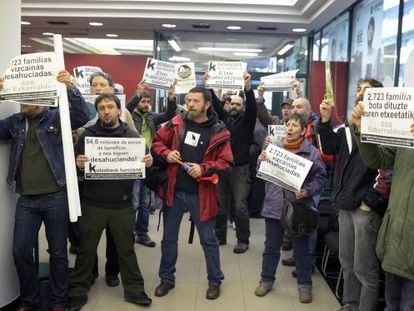 Los manifestantes protestan en la oficina de Kutxabank en Santurtzi.