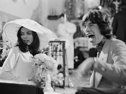 Mick Jagger y Bianca Jagger durante su boda en la capilla de St. Anne, en St Tropez, en 1971. Él sorprendió al calzar zapatillas deportivas.