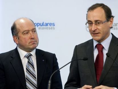 Barrio (izquierda) y Alonso, durante su rueda de prensa en la sede del PP en Vitoria.
